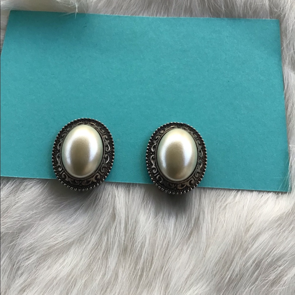 Button Pearl clip on earrings silver cream vintage